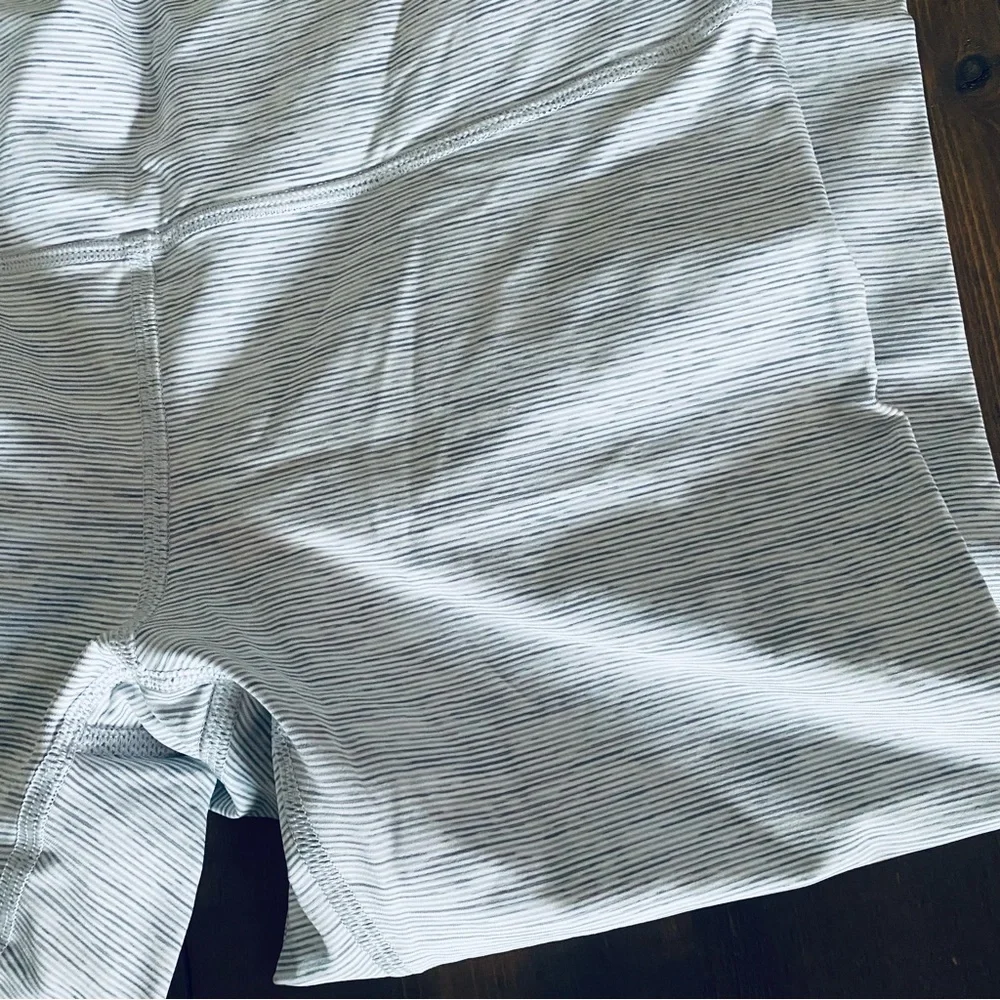 Lululemon Like New light gray striped cropped leggings